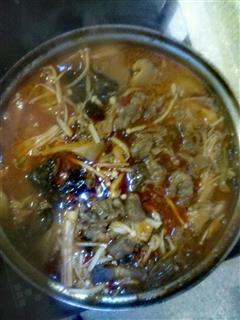 水煮酸菜金针菇肥牛锅