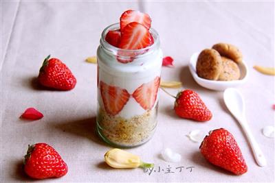 酸奶草莓木糠杯
