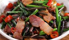 韭薹蕨菜炒腊肉，时鲜的蕨菜，这样炒风味赞的热量
